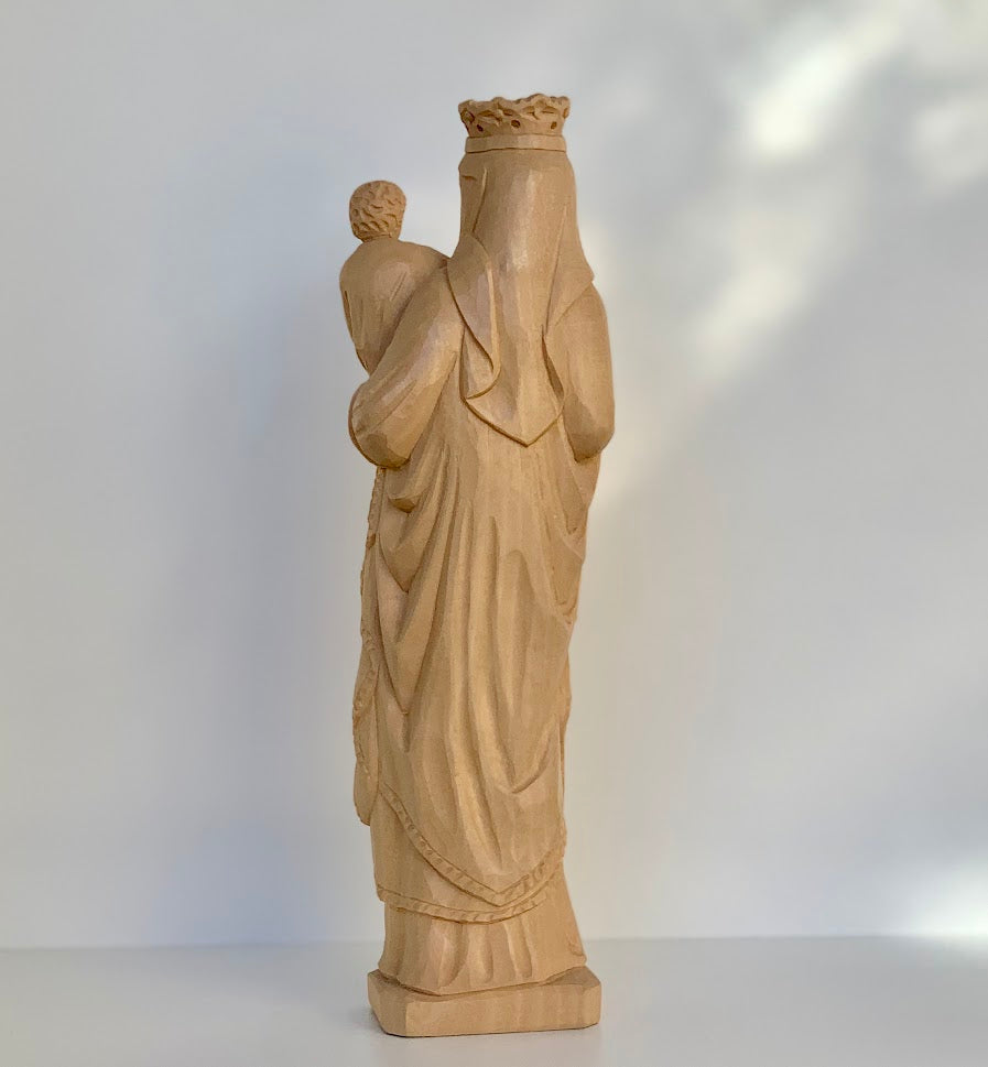 Statue de Notre-Dame de Paris en bois