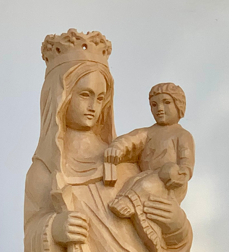 Statue de Notre-Dame de Paris en bois