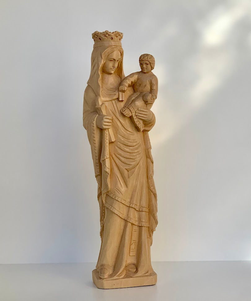 Statue de Notre-Dame de Paris en bois