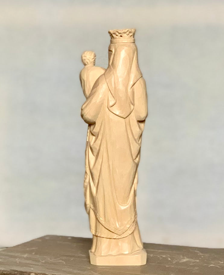 Statue de Notre-Dame de Paris en bois