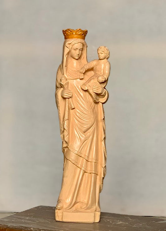 Statue de Notre-Dame de Paris en bois