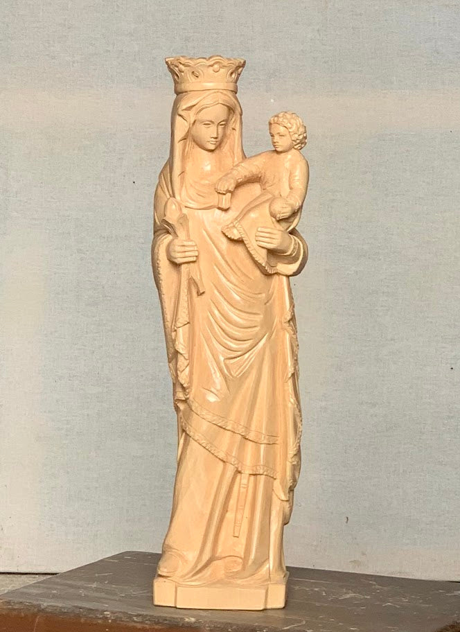 Statue de Notre-Dame de Paris en bois