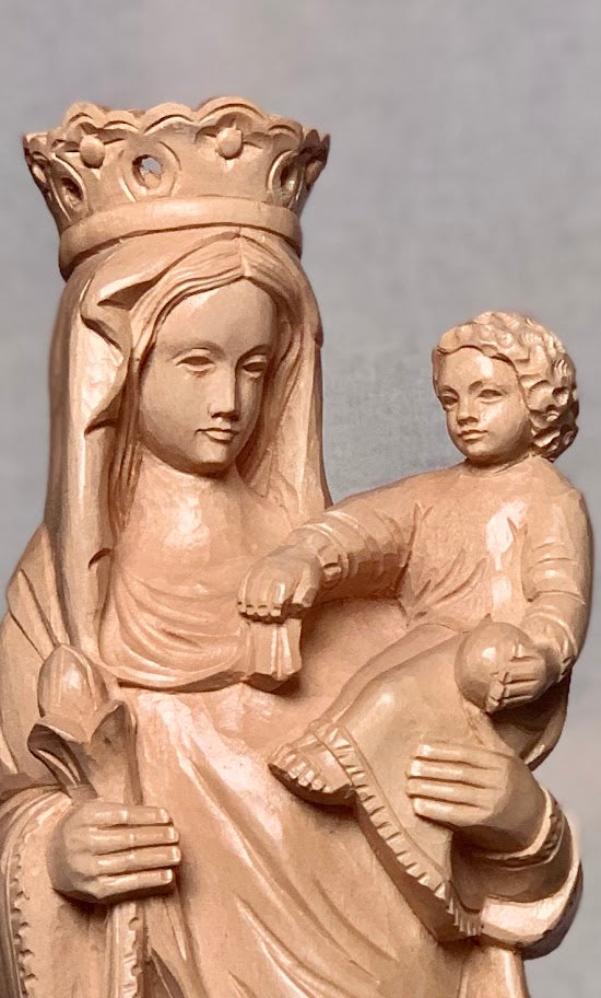 Statue de Notre-Dame de Paris en bois