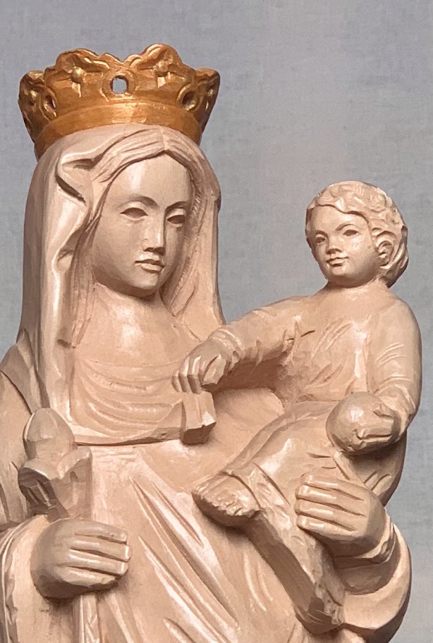 Statue de Notre-Dame de Paris en bois