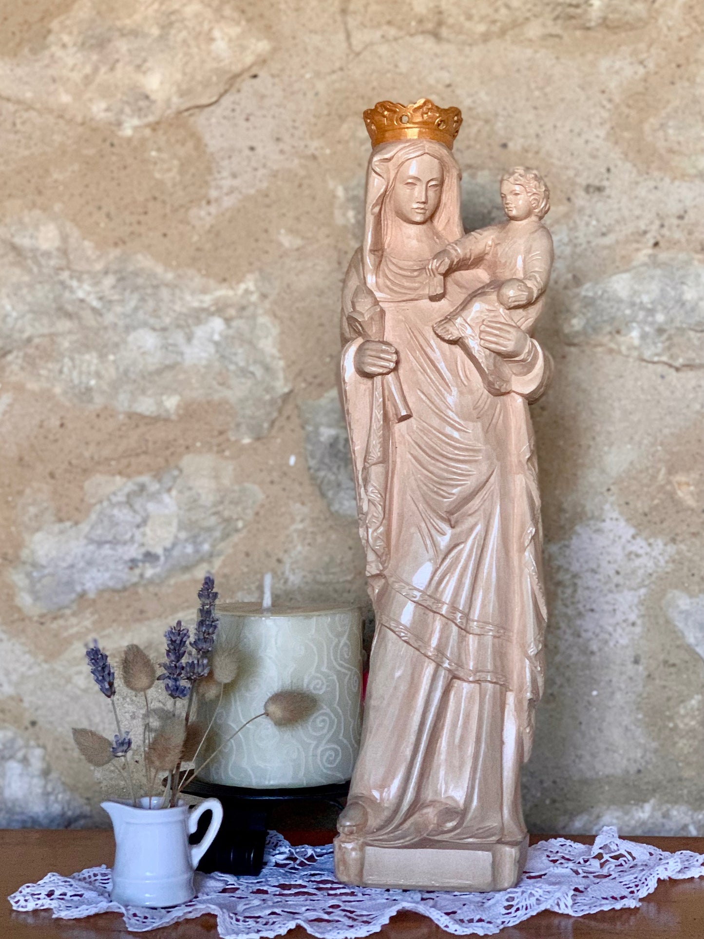 Statue de Notre-Dame de Paris en bois