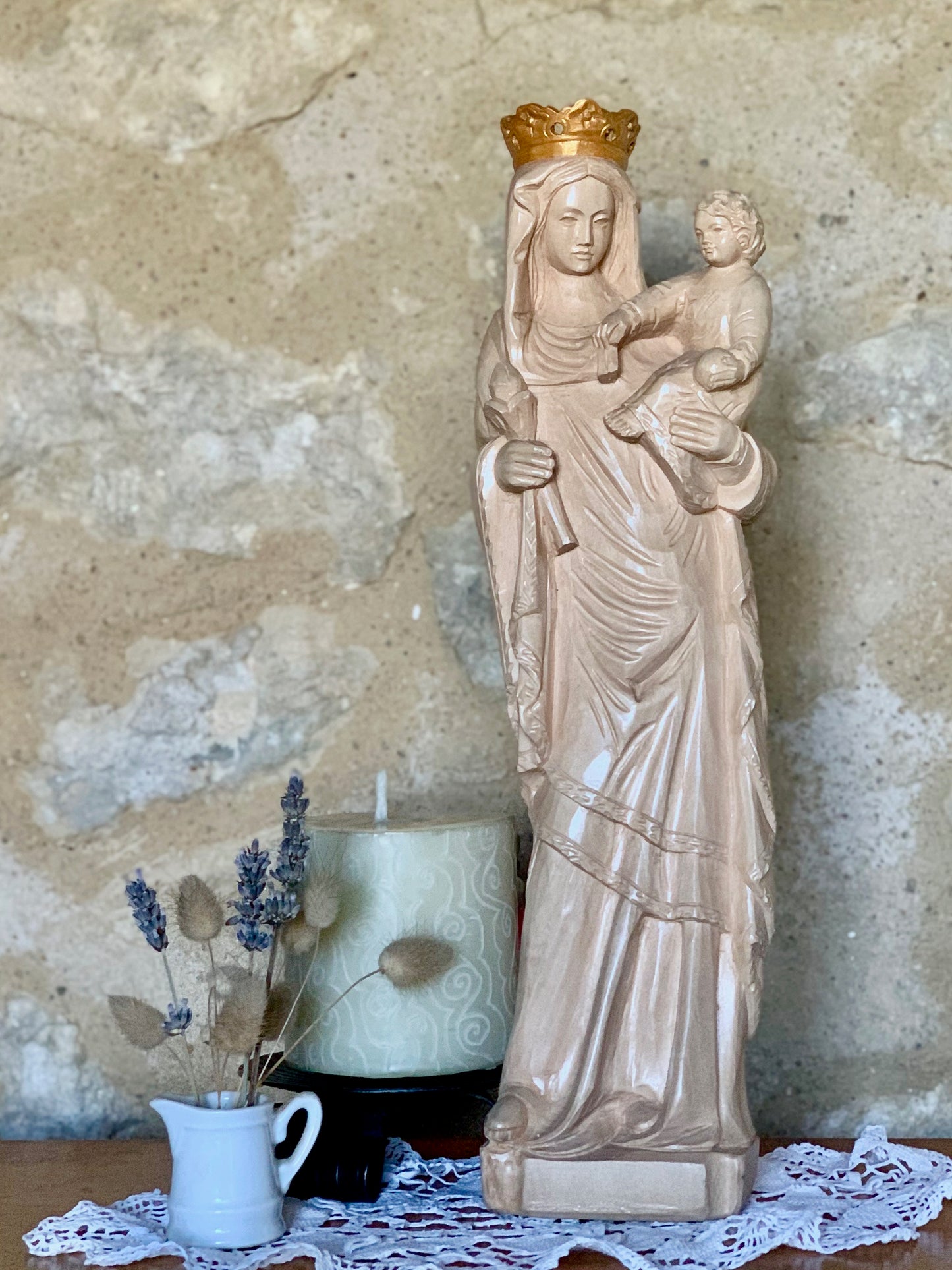 Statue de Notre-Dame de Paris en bois