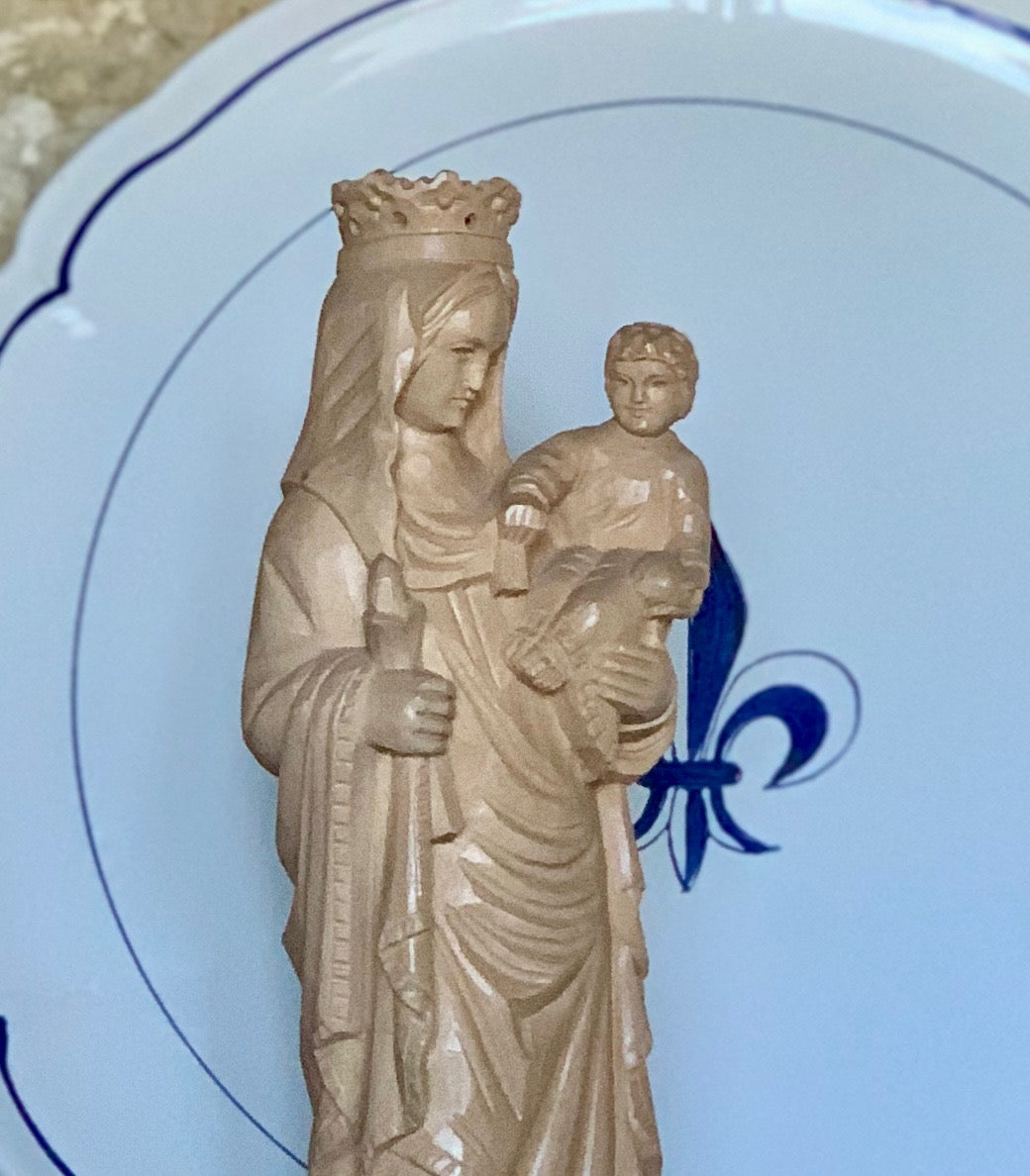 Statue de Notre-Dame de Paris en bois