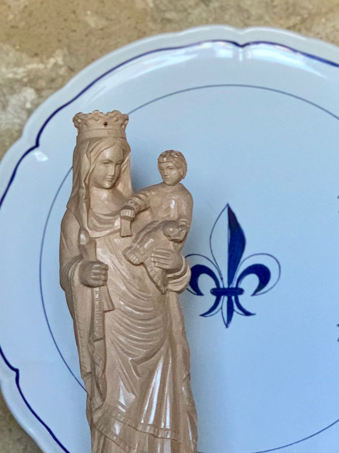 Statue de Notre-Dame de Paris en bois