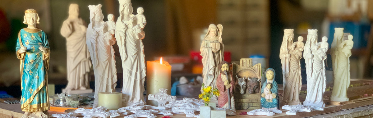 Statues et pièces de dévotion dans l’atelier Cathédrales